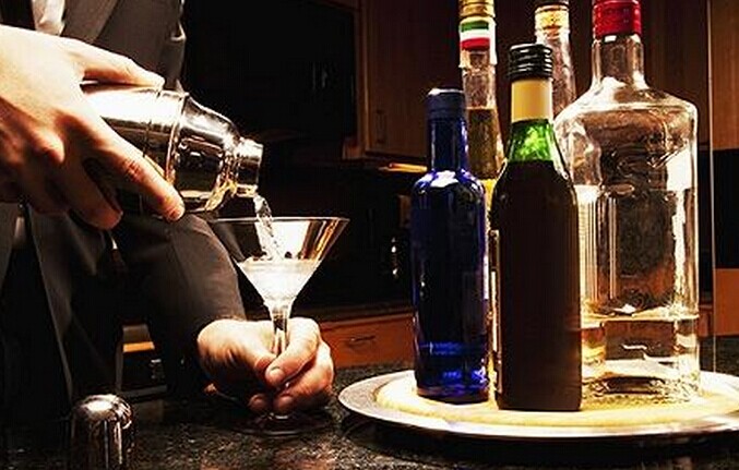 那些逐漸愛上中國(guó)白酒的西方人是怎么喝的？|餐飲界