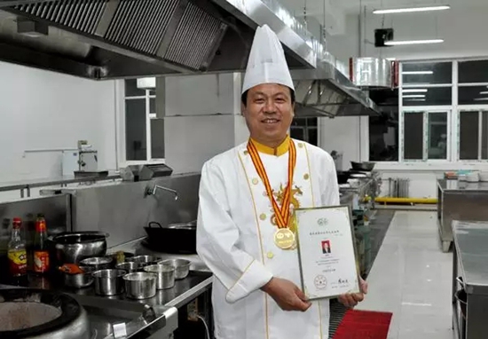 霍增魁：左手掌勺右手執(zhí)教，兩手都要抓|餐飲界