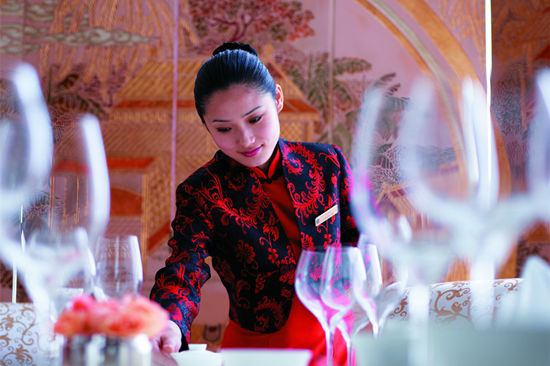 去一家餐廳用餐，你遇到過哪些尷尬的服務(wù)？|餐飲界