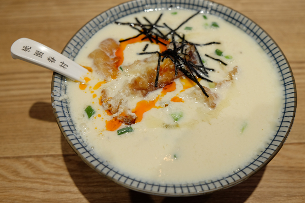 一碗豆?jié){12元，兩只包子26元…在餐飲寒冬，它靠什么讓顧客絡(luò)繹不絕|餐飲界