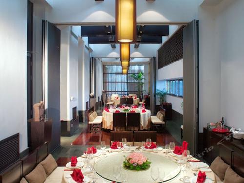 一家瀕臨破產(chǎn)的國(guó)營(yíng)老酒店，如何起死回生？|餐飲界