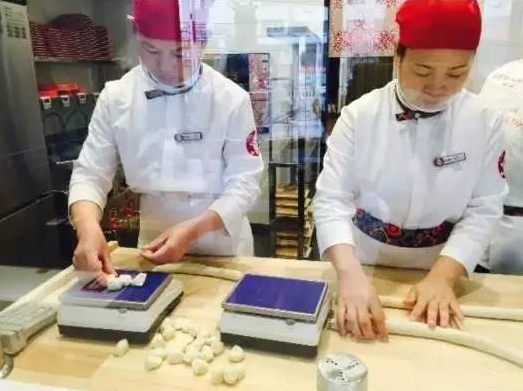 餐飲界的華為！員工靠包餃子年賺50萬(wàn)！只有5款餃子卻開了420家店！|餐飲界