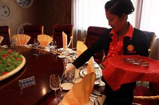 餐廳的老員工不服管，應(yīng)該怎么辦？|餐飲界