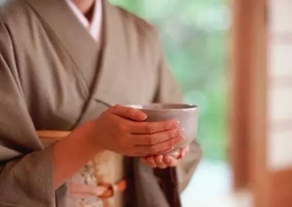 這家餐企用了4個(gè)“找死”的經(jīng)營方法，卻成為行業(yè)老大|餐飲界