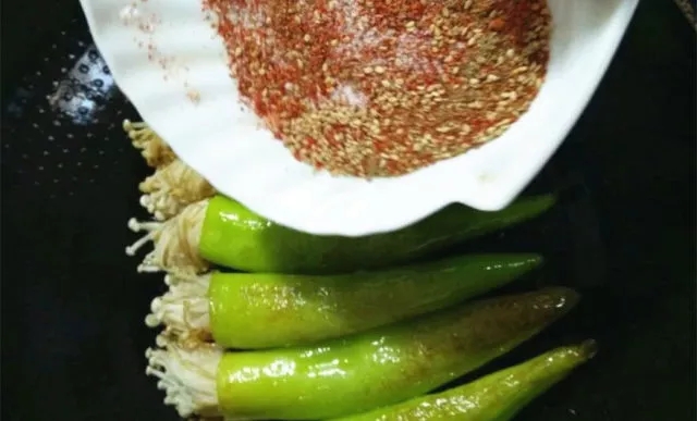 你只知道用金針菇來涮火鍋，學(xué)著這樣做健康又美味