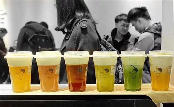 進(jìn)商場(chǎng)、做營(yíng)銷、拉投資......“喜茶們”真的很忙！|餐飲界