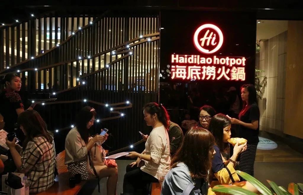 餐飲大事件202期｜  海底撈半年凈虧10億，股價卻瘋漲；肯德基暫停使用吮指廣告語；百勝中國或?qū)?月在港上市|餐飲界