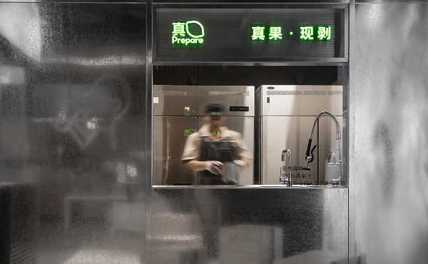 喜茶在多地門店推出真果現(xiàn)剝透明窗口，真果品質(zhì)看得見|餐飲界