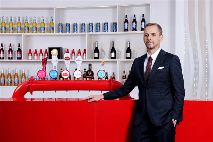 百威中國新總裁盛錦華“首秀”，高端啤酒巨頭接下來要怎么干？|餐飲界